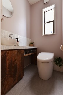 おしゃれなトイレ 洗面所 ピンクの壁 の画像 21年10月 Houzz ハウズ