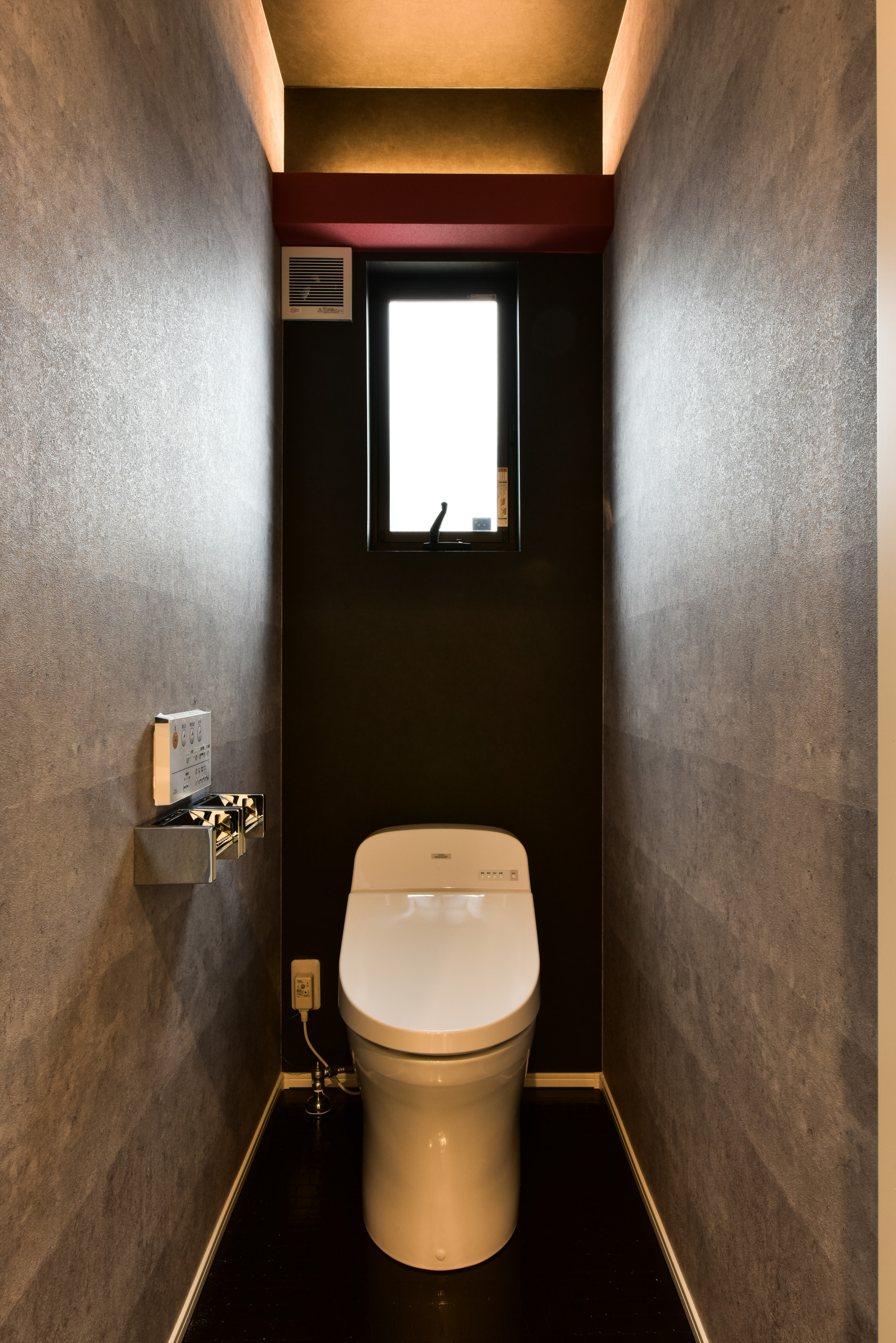 おしゃれなトイレ 洗面所 クロスの天井 黒い床 の画像 21年9月 Houzz ハウズ