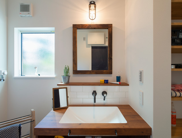 シンプルな造作洗面 Bord De Mer Toilettes Autres Perimetres Par 株式会社トミオ Houzz