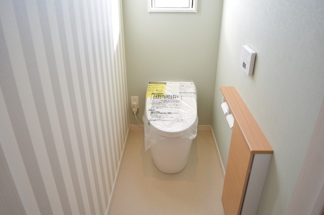 ストライプのクロスがかわいいトイレ 北欧 トイレ 洗面所 他の地域 株式会社ワンズホーム Houzz ハウズ