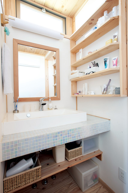タイルと手作 りの棚で使いやすさとオシャレさが光る洗面台 Modern Cloakroom Other By 株式会社粋の家 Houzz Ie