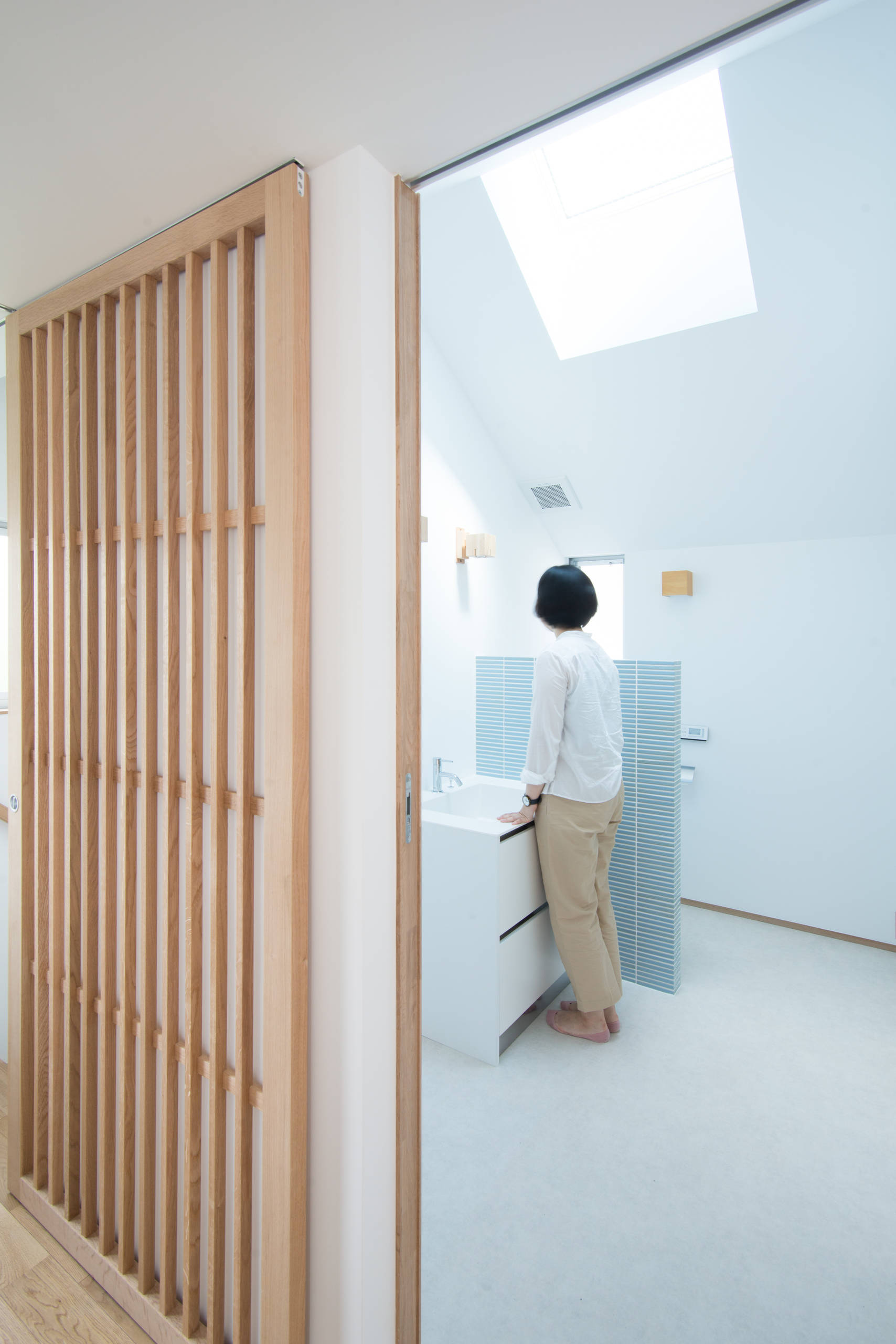 タイルの袖壁がアクセントとなっている洗面所 Scandinavian Powder Room Tokyo By 株式会社 Digdesign Houzz