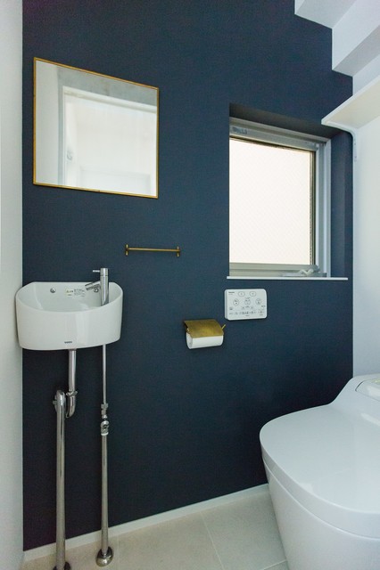 ツートンカラーのクロスを選んだトイレは清潔感があり アンティーク調のペーパーホルダーとタオルハンガー 鏡が主張しすぎず個性的 トイレ 洗面所 他の地域 建築システム Houzz ハウズ ツートンカラーのクロスを選んだトイレは清潔感があり アンティーク調のペーパーホルダーとタオルハンガー 鏡が主張しすぎず個性的 トイレ 洗面所 他の地域 建築システム Houzz ハウズ