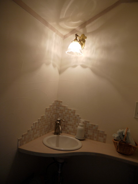 トイレ 洗面の照明 ガラスシェードのブラケットライト American Traditional Powder Room Other By コンコルディア照明 Houzz