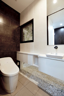 おしゃれなトイレ 洗面所 黒いタイル の画像 21年4月 Houzz ハウズ おしゃれなトイレ 洗面所 黒いタイル の画像 21年4月 Houzz ハウズ