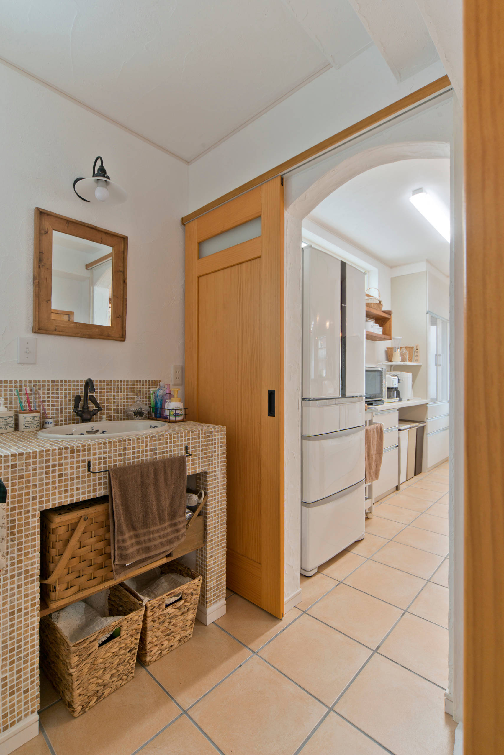 カントリー風のおしゃれなトイレ 洗面所 テラコッタタイルの床 の画像 75選 22年9月 Houzz ハウズ