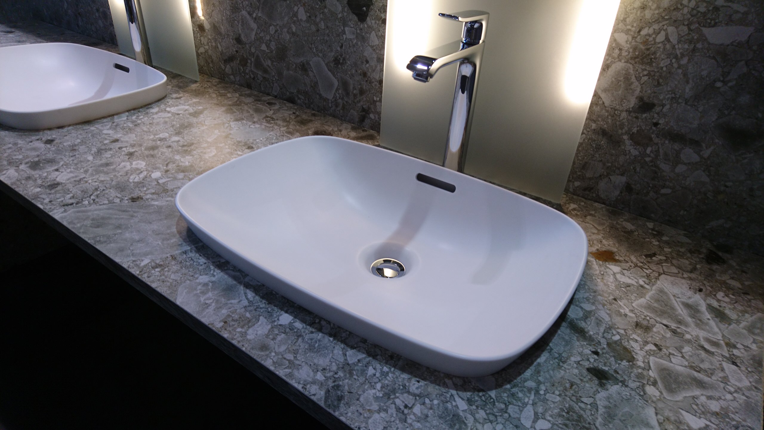ハーフベッセル型人工大理石ボウル Modern Powder Room Tokyo By Fabbrica Yoshimoto Houzz