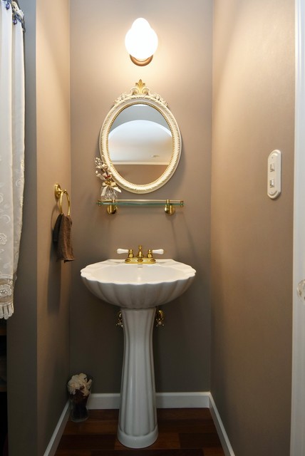 バイクガレージのあるアーリーアメリカン住宅 Victorien Toilettes Faubourg De Tokyo Par 株式会社コグマホーム Houzz