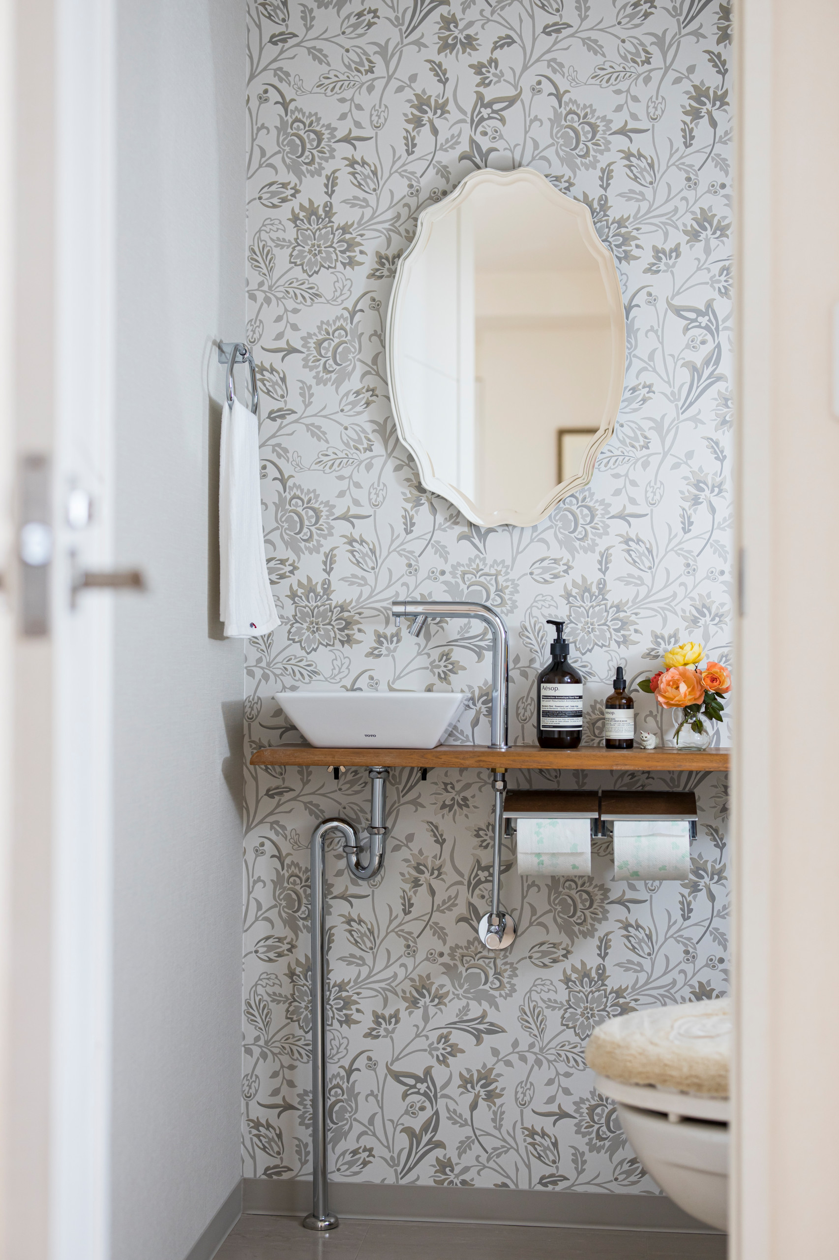 75 Beautiful Powder Room With Brown Benchtops And Wallpaper Ideas Designs October 21 Houzz Au