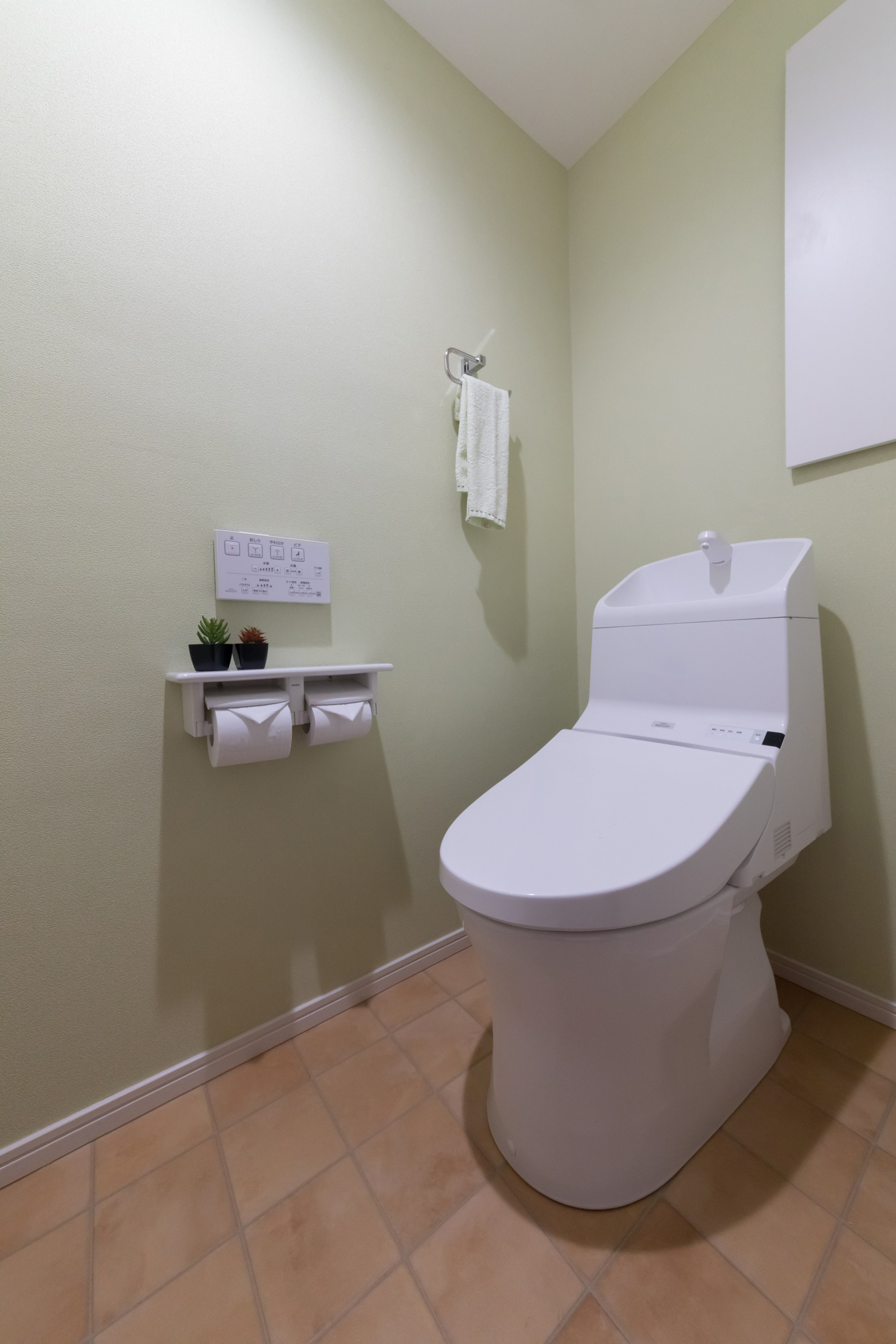 おしゃれなトイレ 洗面所 クッションフロア 緑の壁 の画像 21年9月 Houzz ハウズ