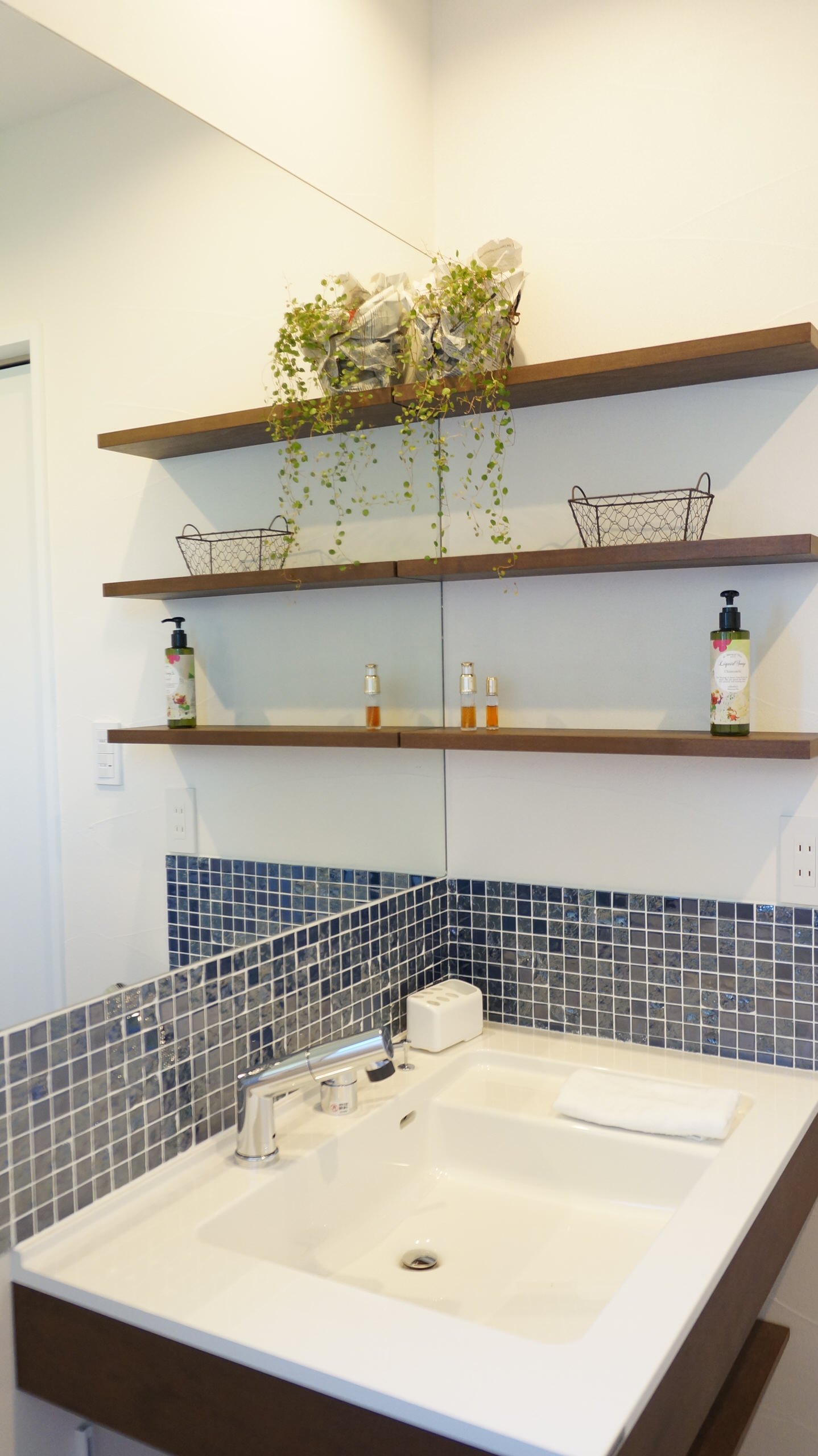 北欧スタイルのおしゃれなトイレ 洗面所 青いタイル の画像 75選 22年3月 Houzz ハウズ