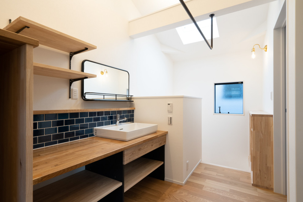 モダンスタイル 木質 家事室がある家 Modern Powder Room Tokyo By ケイディアイ Houzz