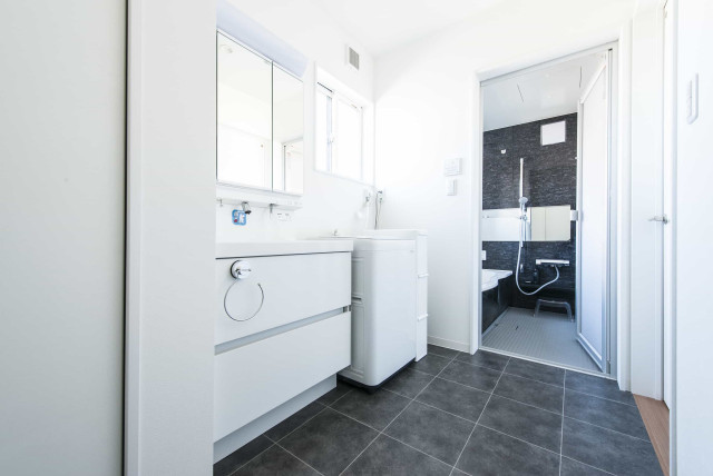 モノトーンでまとめた洗面脱衣室 Powder Room Other By 株式会社フィックスホーム Houzz