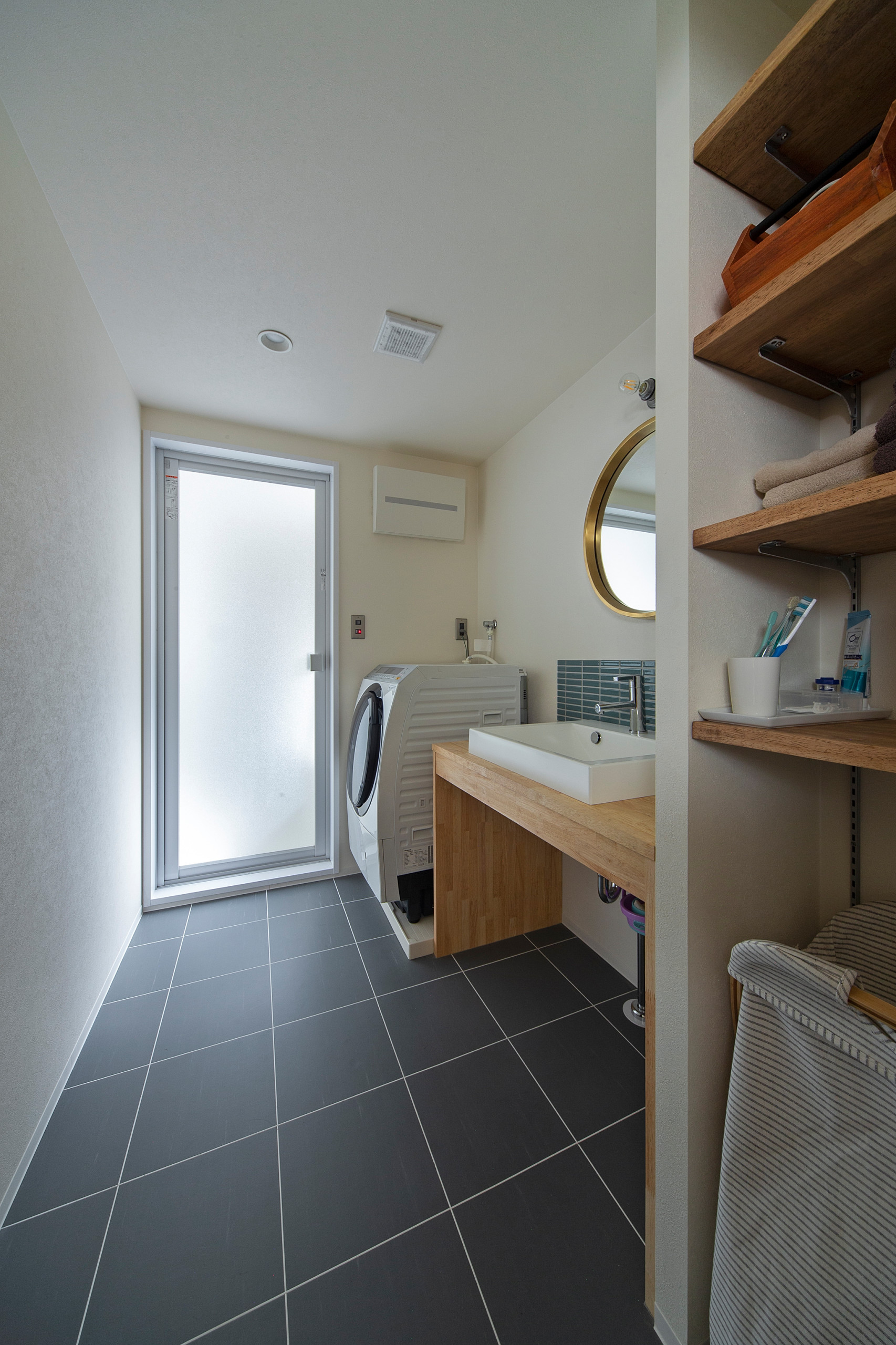 おしゃれなトイレ 洗面所 クロスの天井 緑のタイル の画像 21年9月 Houzz ハウズ おしゃれなトイレ 洗面所 クロスの天井 緑のタイル の画像 21年9月 Houzz ハウズ