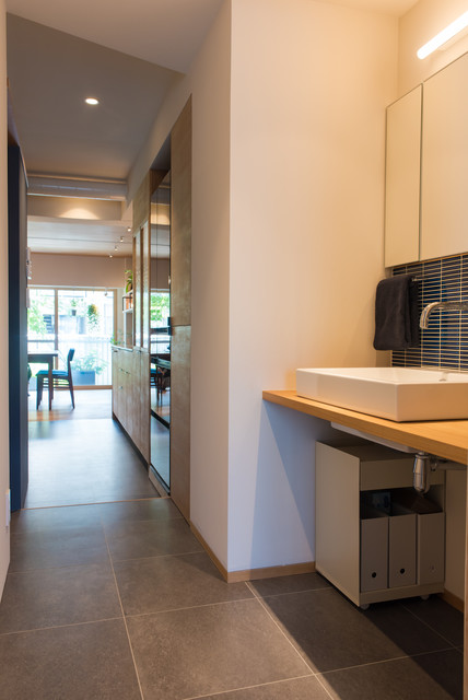 動線の途中にあるオープンな洗面所 アジアン トイレ 洗面所 株式会社ハンズデザイン一級建築士事務所 Houzz ハウズ