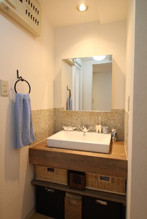 おしゃれな北欧スタイルのトイレ 洗面所 茶色いタイル の画像 21年9月 Houzz ハウズ