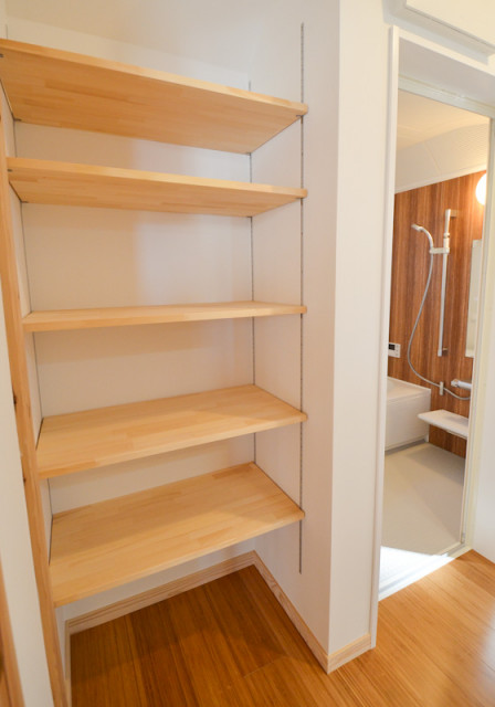 可動棚の壁面収納で収納力アップ Toilettes Autres Perimetres Par はんべ工務店 Houzz