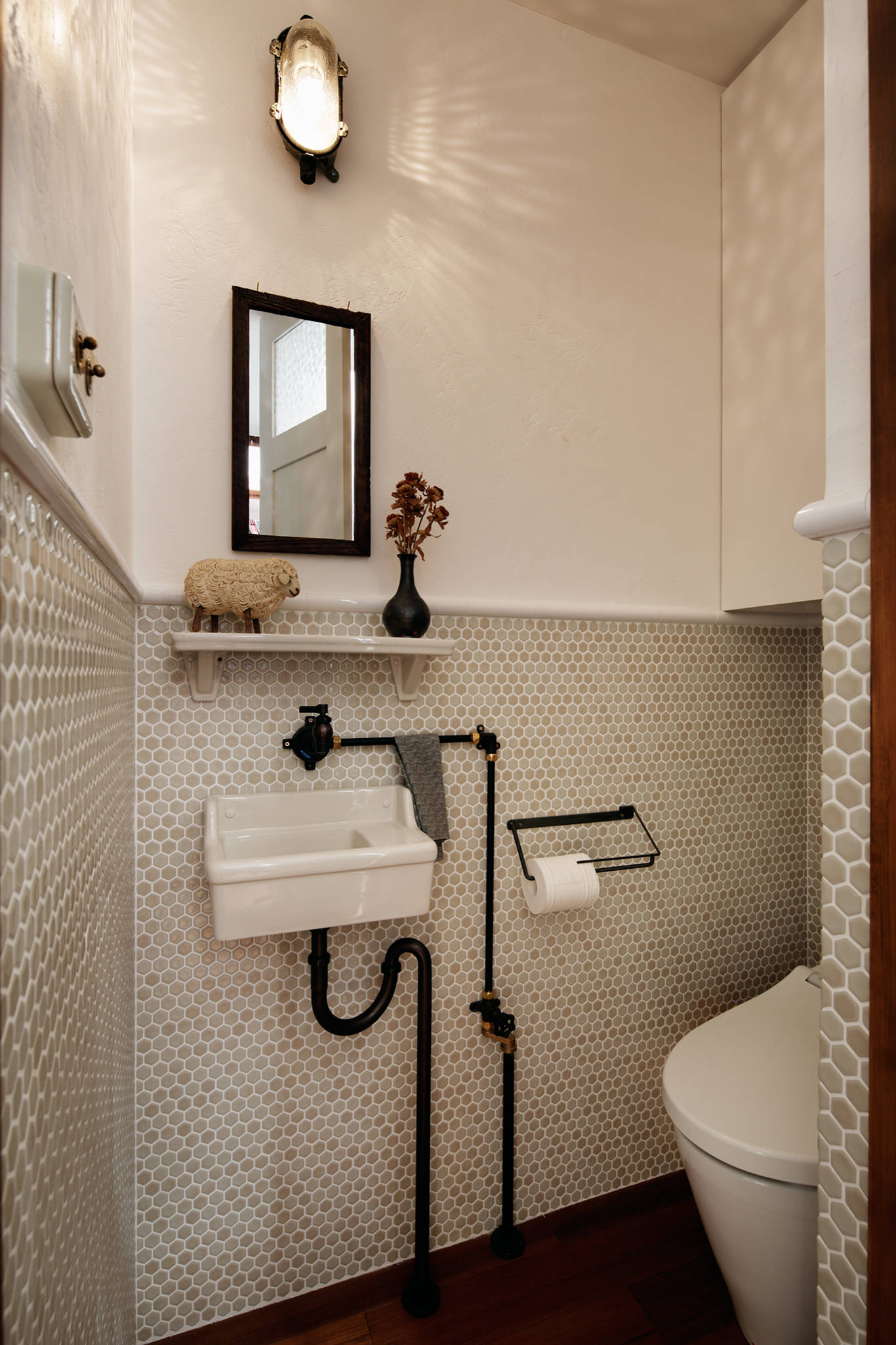 75 Beautiful Industrial Powder Room With A One Piece Toilet Pictures Ideas June 21 Houzz