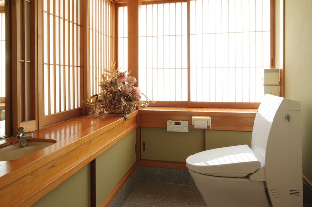 和 Moderne Japonais Toilettes Autres Perimetres Par 有限会社 宮元工務店