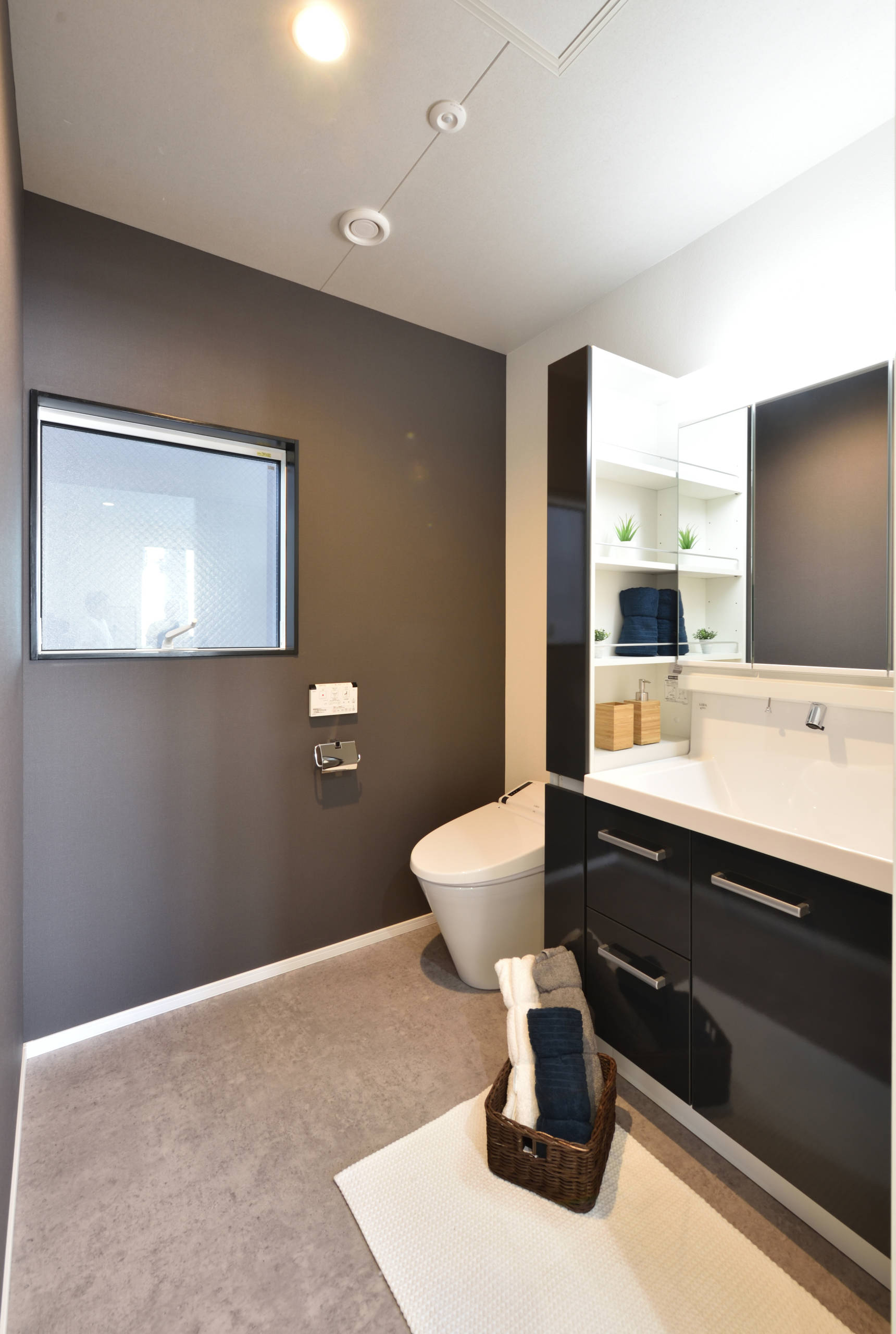 おしゃれなトイレ 洗面所 グレーの床 黒い壁 の画像 21年10月 Houzz ハウズ