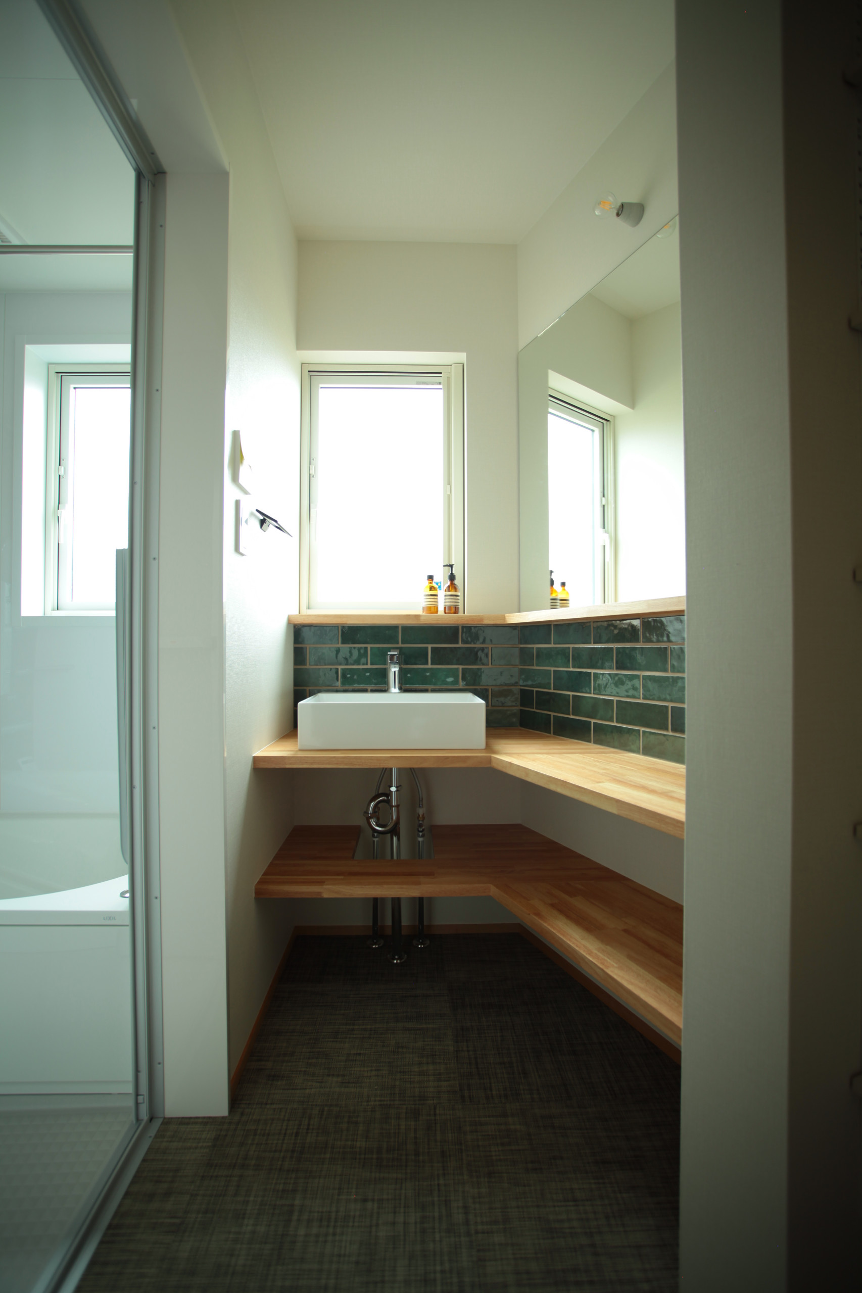 おしゃれなトイレ 洗面所 クロスの天井 緑のタイル の画像 21年10月 Houzz ハウズ