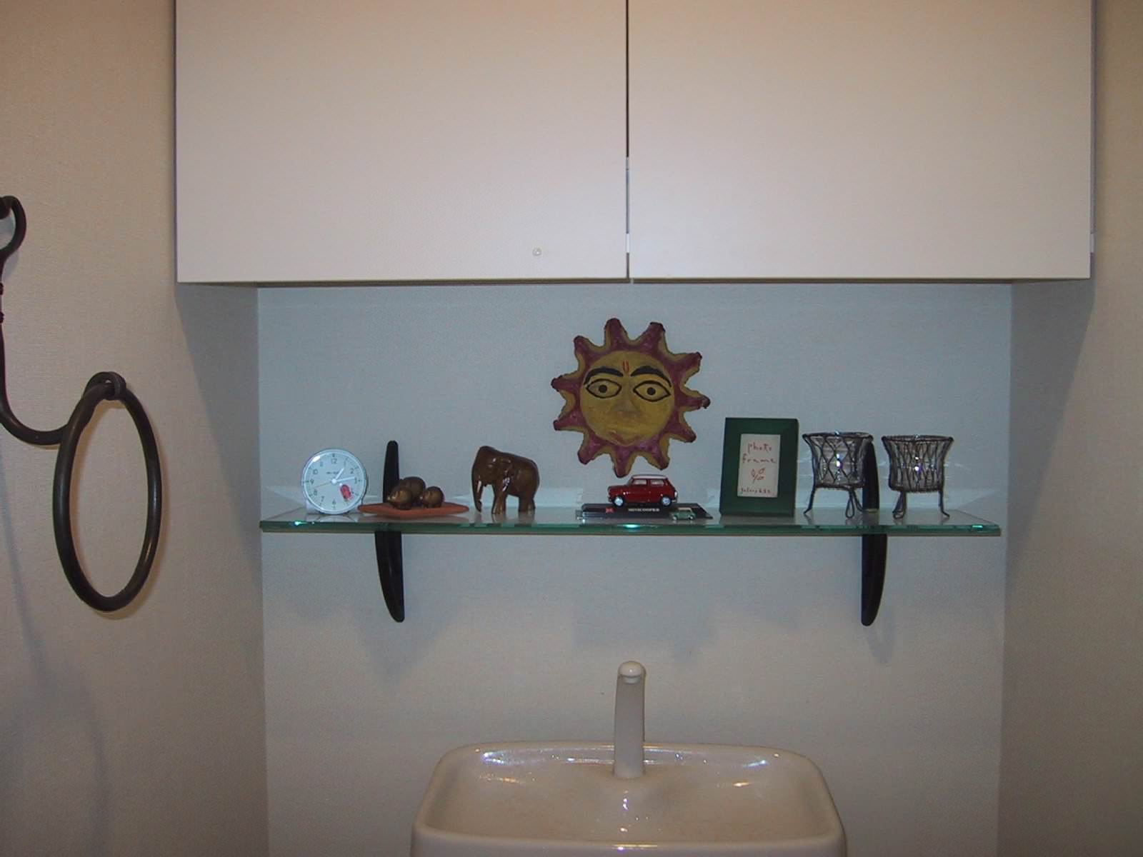 好きなものをトイレに飾る Powder Room Tokyo Suburbs By インセンス Houzz