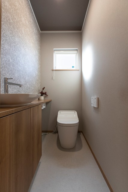 家族の 集い を中心に時を刻む家 トイレ Moderne Toilettes Autres Perimetres Par ウツミ工務店株式会社 Houzz