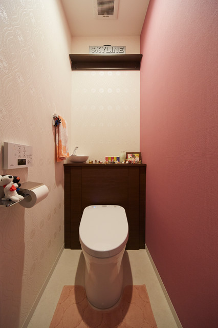 小物が飾れる収納棚付のトイレ Totoレストパル Modern Powder Room Kobe By 株式会社ナサホーム Houzz