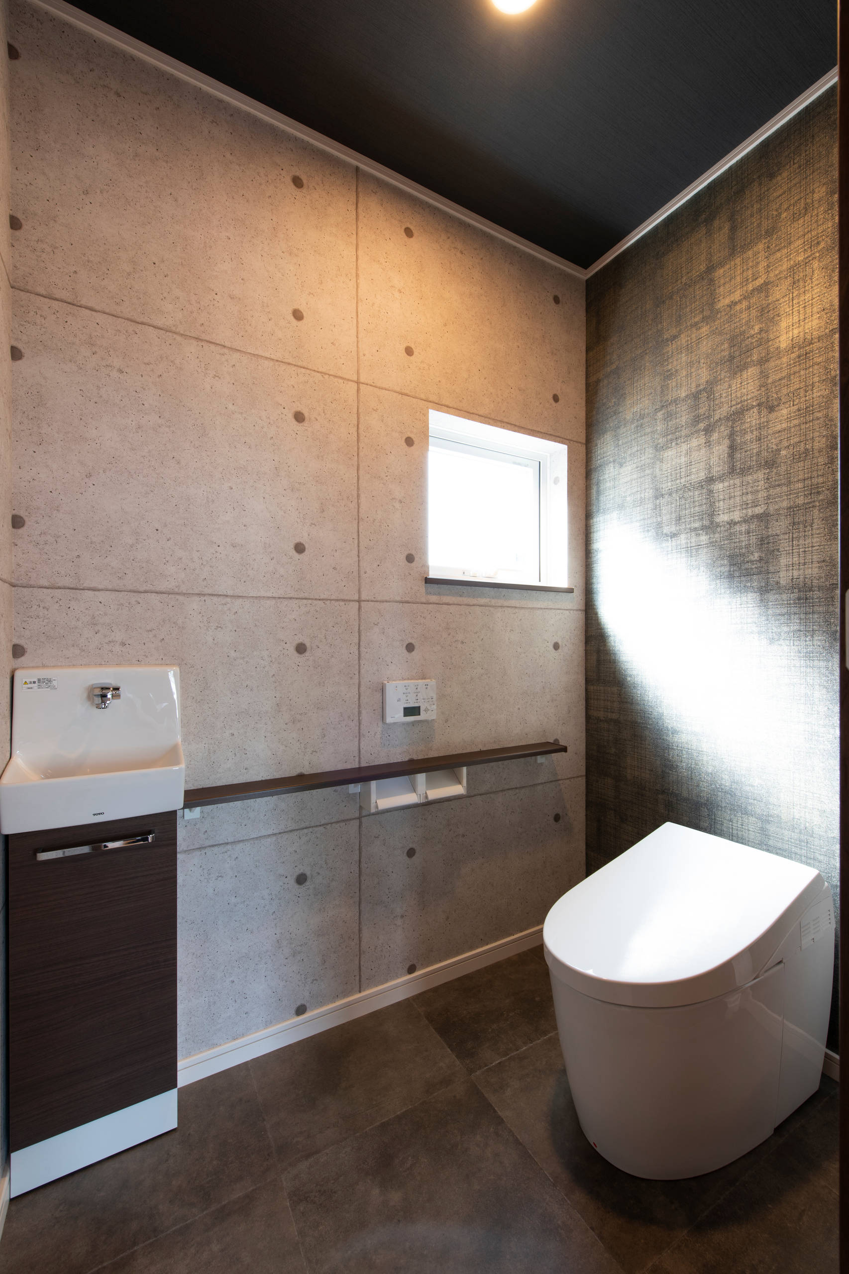 愛猫と暮らす家 トイレ Industrial Powder Room Other By ウツミ工務店株式会社 Houzz