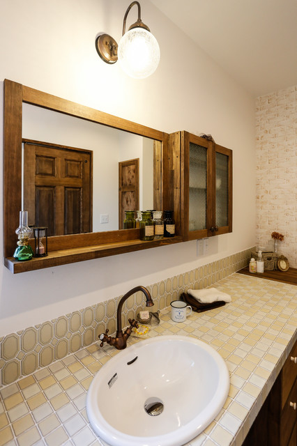手づくり洗面と鏡 棚の職人技コラボ Mediterranean Powder Room Nagoya By 木造住宅専門店 株式会社 善匠 Houzz