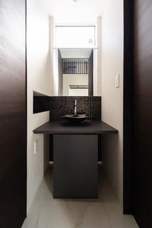 おしゃれなモダンスタイルのトイレ 洗面所 黒いタイル の画像 21年9月 Houzz ハウズ