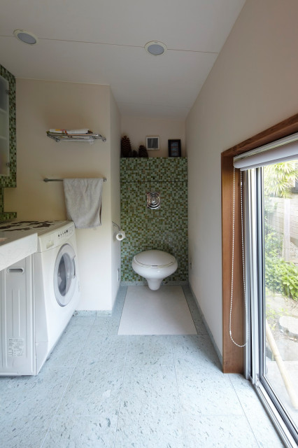 水回りの床は十和田石 便器はトルコ製 Asiatique Toilettes Autres Perimetres Par 多田博 多田祐子 多田建築設計事務所 Houzz