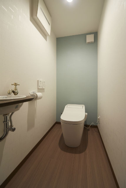 水色のアクセントクロスが爽やかな空間を演出するトイレ Classique Chic Toilettes Osaka Par 株式会社ナサホーム Houzz