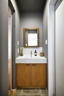 おしゃれなトイレ 洗面所 中間色木目調キャビネット グレーの壁 の画像 21年10月 Houzz ハウズ