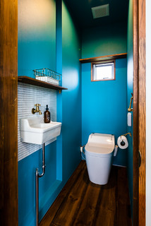 おしゃれなトイレ 洗面所 青い壁 の画像 21年8月 Houzz ハウズ