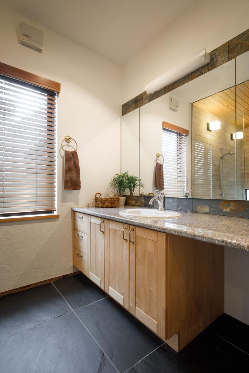 75 Beautiful Slate Tile Bath With Multicolored Countertops Pictures Ideas October 21 Houzz