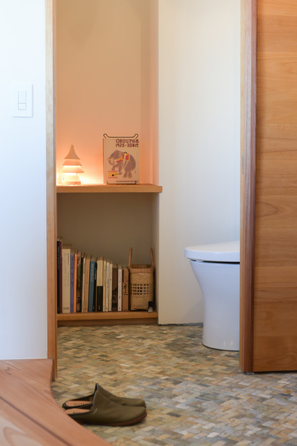 玄関と土間トイレ Contemporaneo Aseo De 株式会社ハンズデザイン一級建築士事務所 Houzz