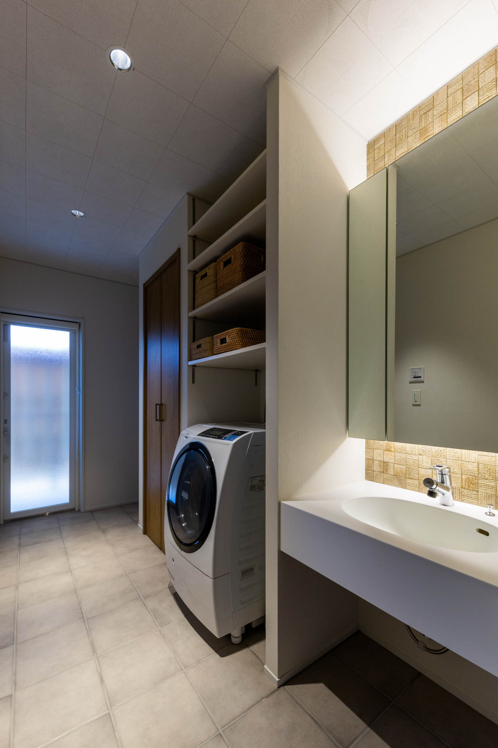 登り梁の家 Modern Powder Room Kobe By 田中洋平建築設計事務所 Houzz