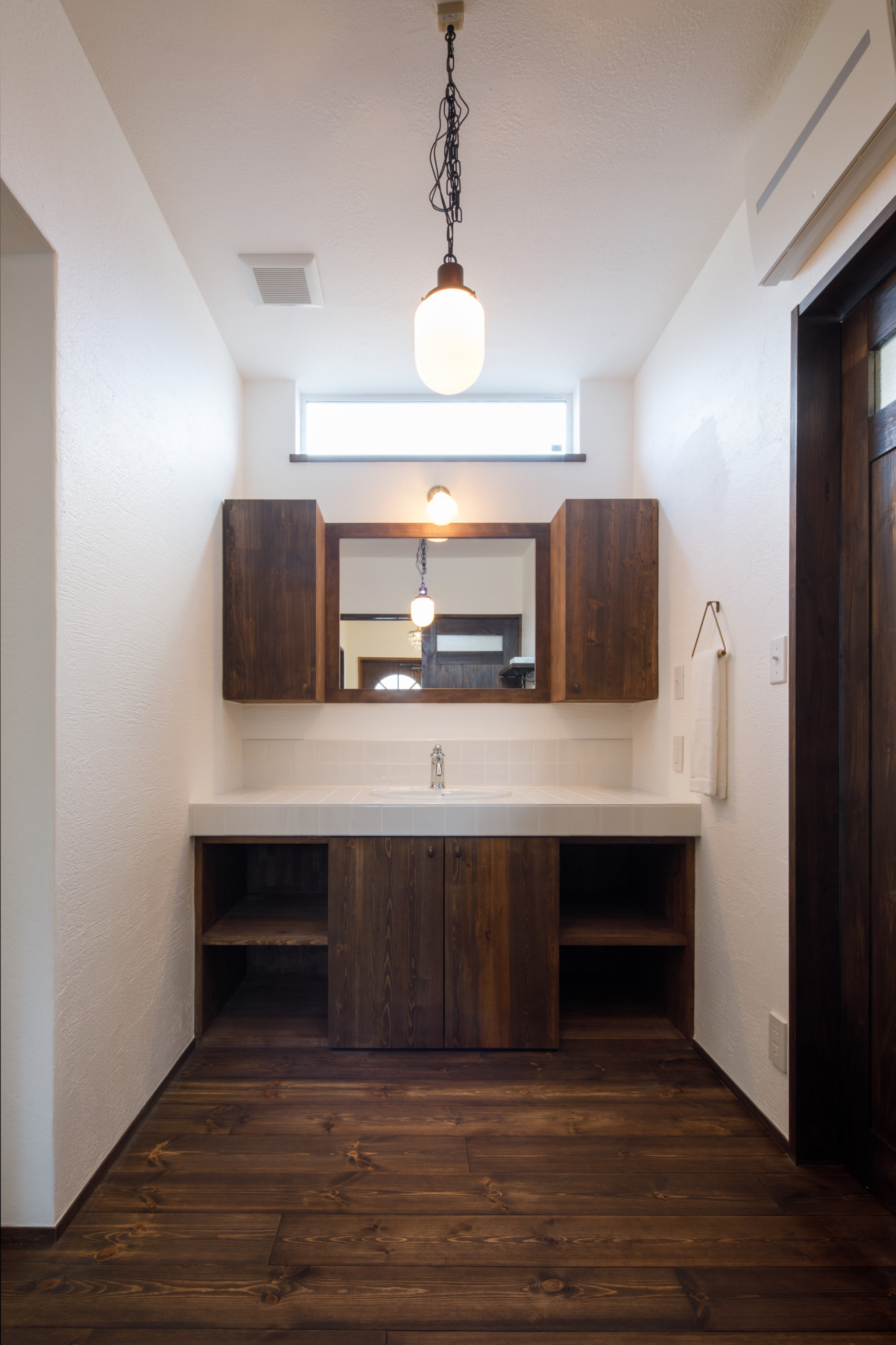 75 Beautiful Mediterranean Cloakroom With White Tiles Ideas Designs September 21 Houzz Uk