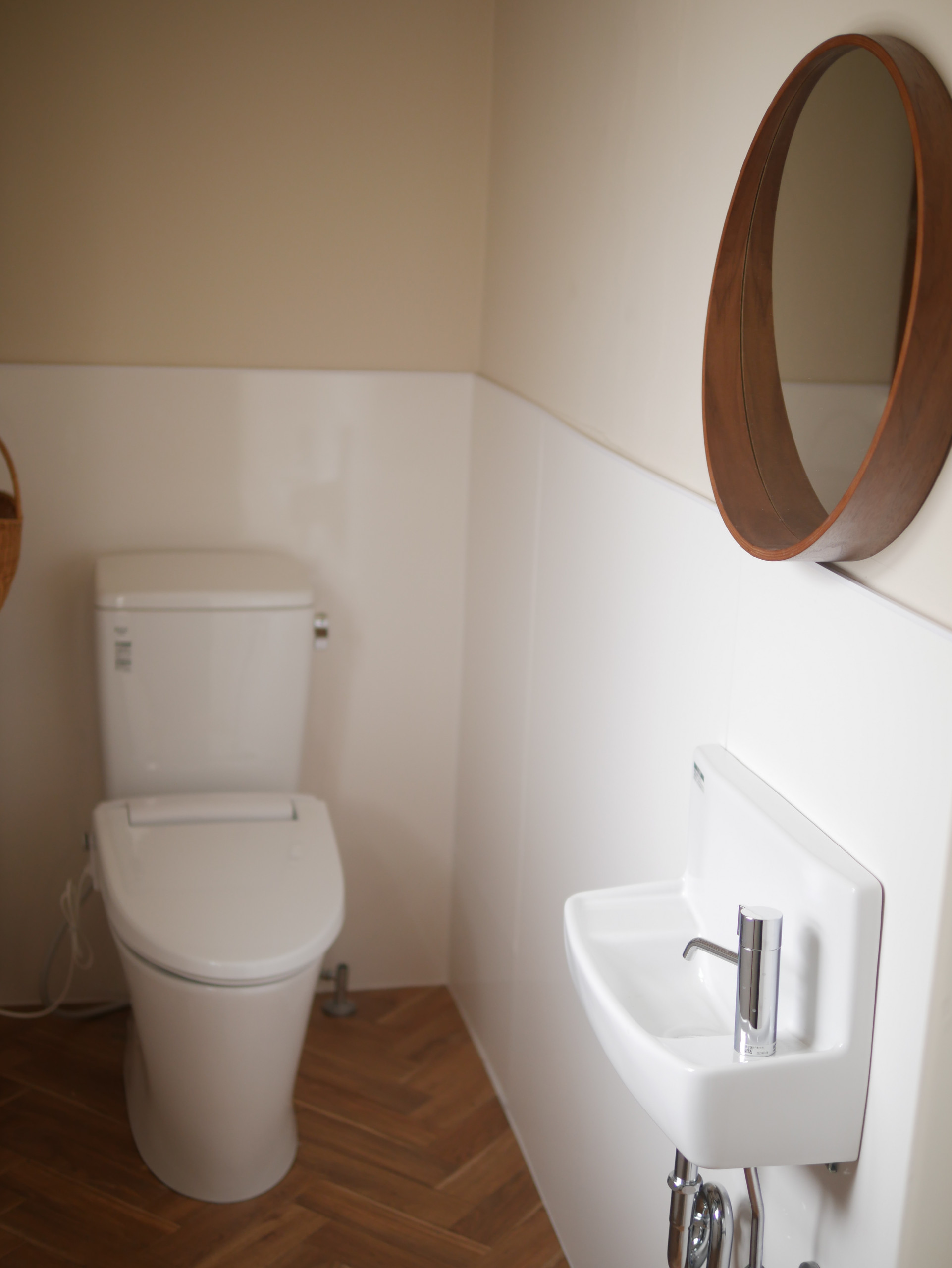 白とブラウンの配色が綺麗なシンプルトイレ Scandinavian Powder Room Osaka By Comfort Houzz