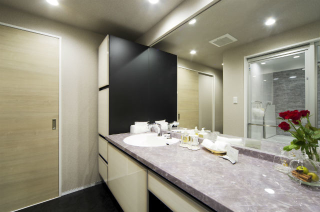 石目調の人造大理石カウンターでラグジュアリーな洗面空間 Toilettes Autres Perimetres Par 株式会社ナサホーム Houzz
