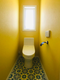 おしゃれな北欧スタイルのトイレ 洗面所 黄色い壁 の画像 21年9月 Houzz ハウズ