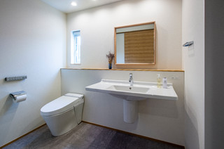 おしゃれなモダンスタイルのトイレ 洗面所 一体型トイレ の画像 21年9月 Houzz ハウズ