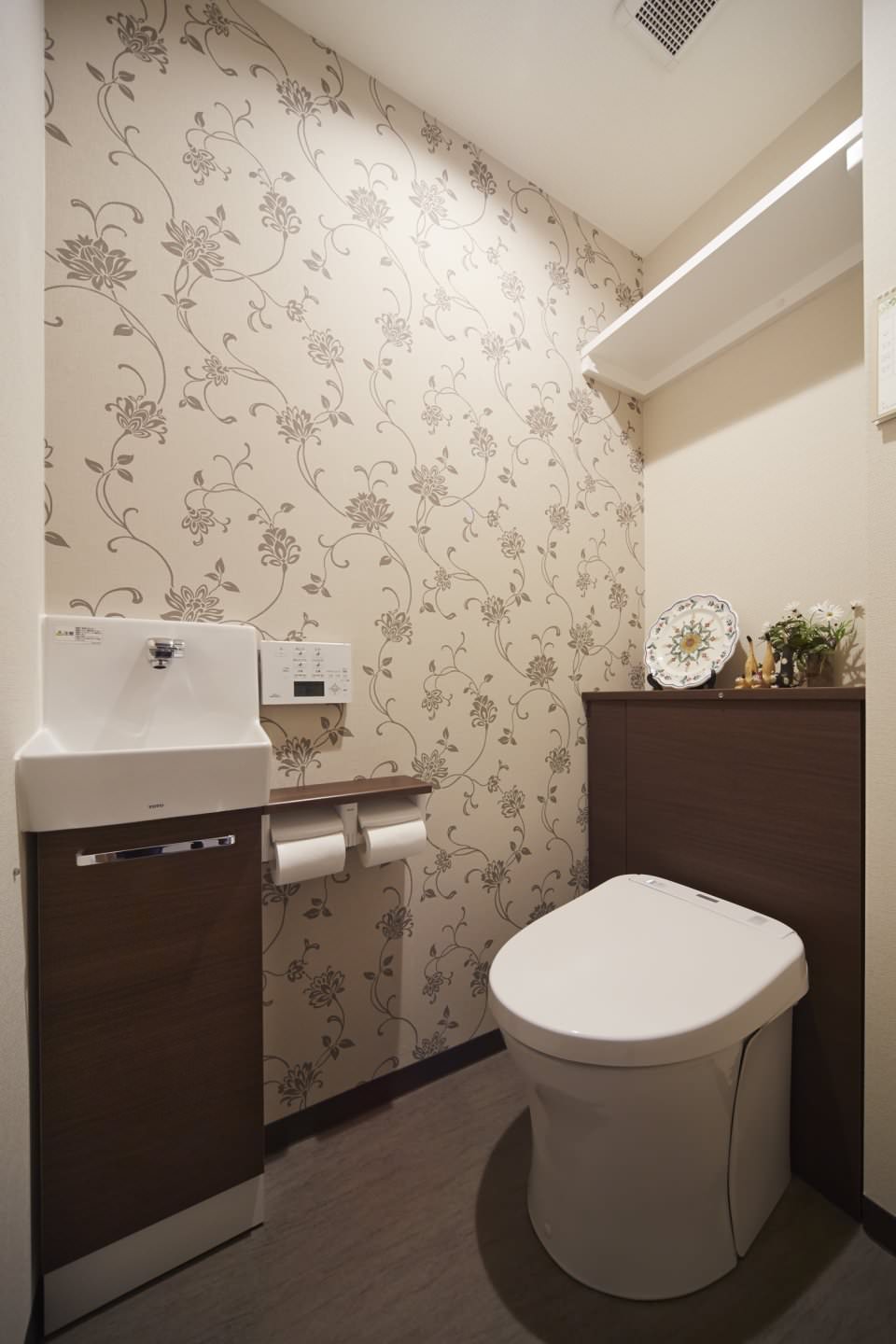 花柄のアクセントクロスでやさしい空間へ Rustic Powder Room Other By 株式会社ナサホーム Houzz