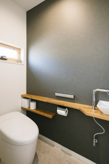 造作カウンターのトイレ モダン トイレ 洗面所 他の地域 株式会社 正工務店 Houzz ハウズ