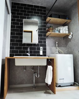 造作洗面台でオシャレに Industrial Powder Room Osaka By ｍａｒｕ ｓｈｏ Houzz