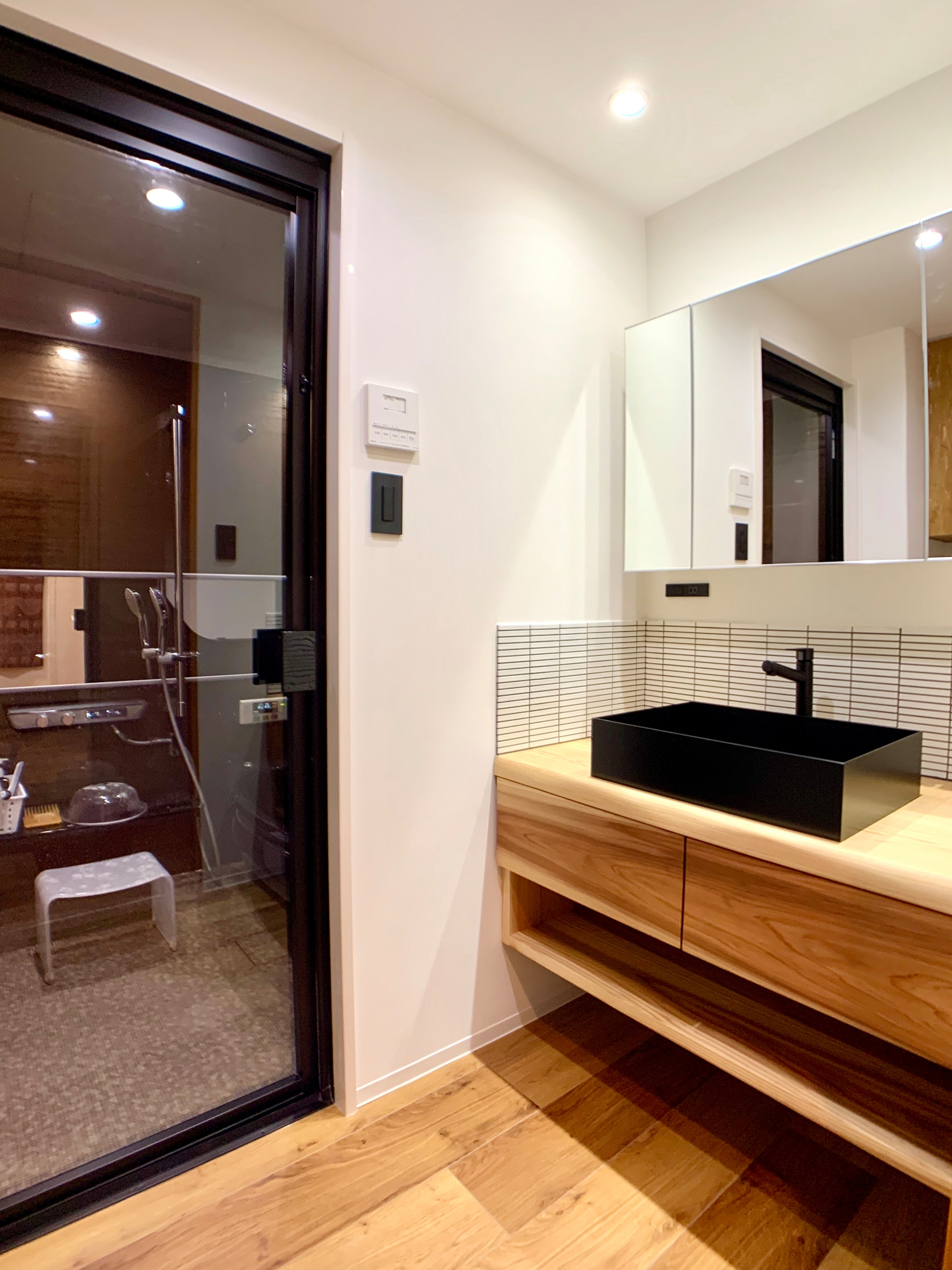 おしゃれなトイレ 洗面所 木目調タイルの床 の画像 21年9月 Houzz ハウズ