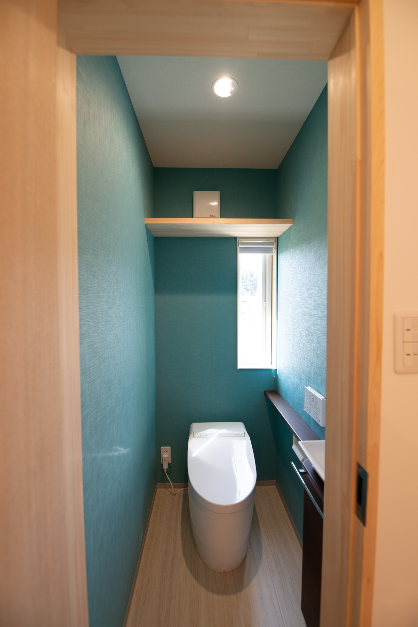 おしゃれなトイレ 洗面所 クロスの天井 緑の壁 の画像 21年9月 Houzz ハウズ