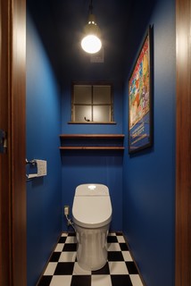 おしゃれなトロピカルスタイルのトイレ 洗面所 青い壁 の画像 21年9月 Houzz ハウズ