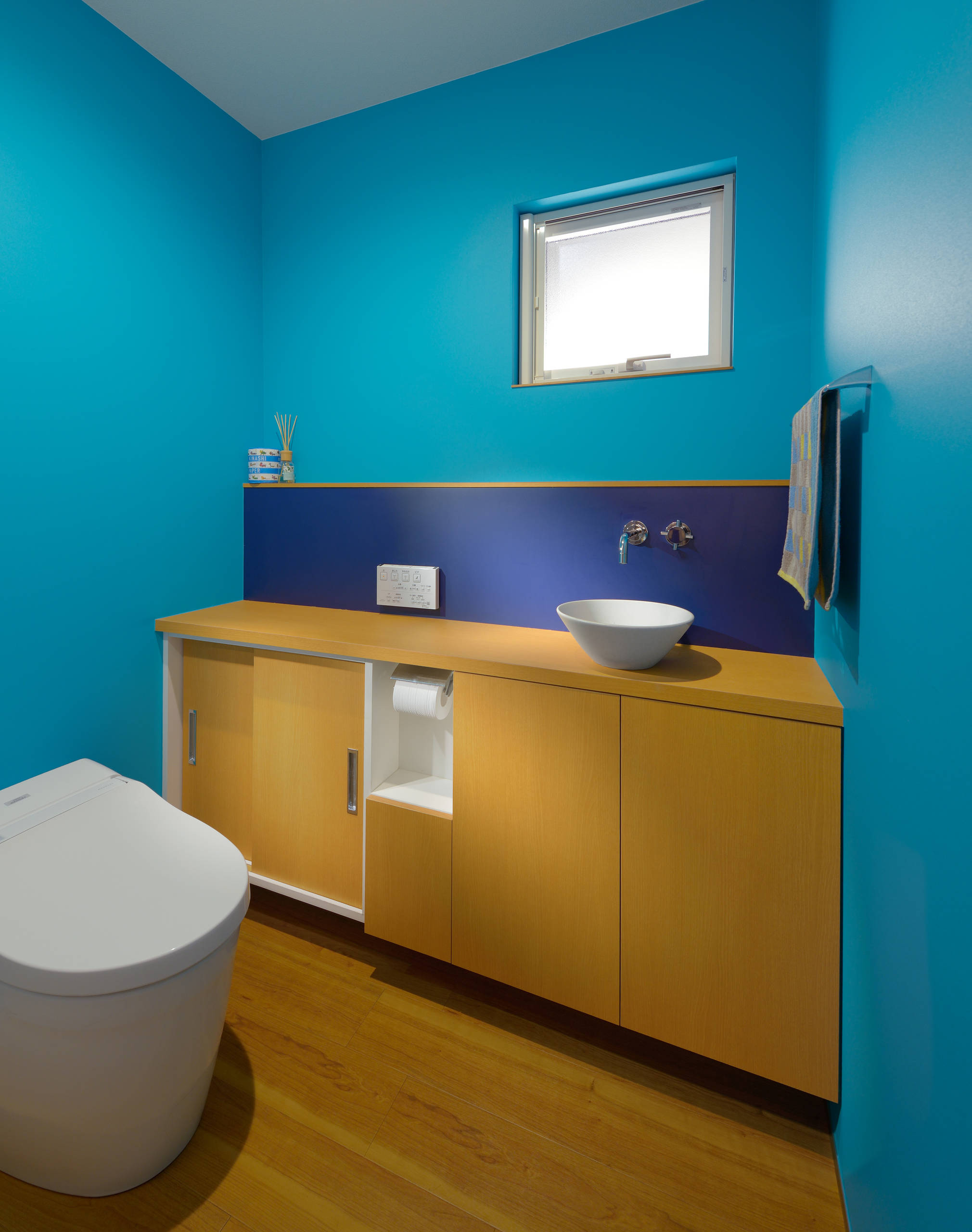 ターコイズブルーのおしゃれなトイレ 洗面所の画像 21年8月 Houzz ハウズ